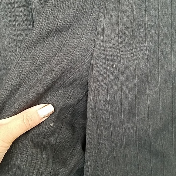 Jones New York men's 2-piece gray pinstripe suit - Picture 8 of 8